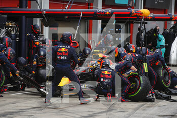 2022-04-24 - 11 PEREZ Sergio (mex), Red Bull Racing RB18, action pitlane, pitstop during the Formula 1 Grand Premio del Made in Italy e dell'Emilia-Romagna 2022, 4th round of the 2022 FIA Formula One World Championship, on the Imola Circuit, from April 22 to 24, 2022 in Imola, Italy - FORMULA 1 GRAND PREMIO DEL MADE IN ITALY E DELL'EMILIA-ROMAGNA 2022, 4TH ROUND OF THE 2022 FIA FORMULA ONE WORLD CHAMPIONSHIP - FORMULA 1 - MOTORS
