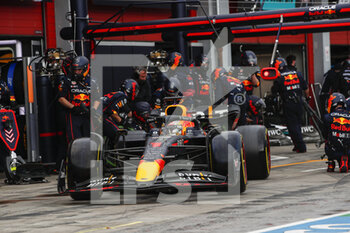 2022-04-24 - 01 VERSTAPPEN Max (nld), Red Bull Racing RB18, action pitlane, pitstop during the Formula 1 Grand Premio del Made in Italy e dell'Emilia-Romagna 2022, 4th round of the 2022 FIA Formula One World Championship, on the Imola Circuit, from April 22 to 24, 2022 in Imola, Italy - FORMULA 1 GRAND PREMIO DEL MADE IN ITALY E DELL'EMILIA-ROMAGNA 2022, 4TH ROUND OF THE 2022 FIA FORMULA ONE WORLD CHAMPIONSHIP - FORMULA 1 - MOTORS