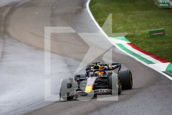 2022-04-24 - 01 VERSTAPPEN Max (nld), Red Bull Racing RB18, action during the Formula 1 Grand Premio del Made in Italy e dell'Emilia-Romagna 2022, 4th round of the 2022 FIA Formula One World Championship, on the Imola Circuit, from April 22 to 24, 2022 in Imola, Italy - FORMULA 1 GRAND PREMIO DEL MADE IN ITALY E DELL'EMILIA-ROMAGNA 2022, 4TH ROUND OF THE 2022 FIA FORMULA ONE WORLD CHAMPIONSHIP - FORMULA 1 - MOTORS