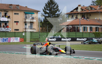2022-04-24 - 01 VERSTAPPEN Max (nld), Red Bull Racing RB18, action during the Formula 1 Grand Premio del Made in Italy e dell'Emilia-Romagna 2022, 4th round of the 2022 FIA Formula One World Championship, on the Imola Circuit, from April 22 to 24, 2022 in Imola, Italy - FORMULA 1 GRAND PREMIO DEL MADE IN ITALY E DELL'EMILIA-ROMAGNA 2022, 4TH ROUND OF THE 2022 FIA FORMULA ONE WORLD CHAMPIONSHIP - FORMULA 1 - MOTORS