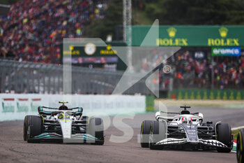2022-04-24 - 44 HAMILTON Lewis (gbr), Mercedes AMG F1 Team W13, 10 GASLY Pierre (fra), Scuderia AlphaTauri AT03, action during the Formula 1 Grand Premio del Made in Italy e dell'Emilia-Romagna 2022, 4th round of the 2022 FIA Formula One World Championship, on the Imola Circuit, from April 22 to 24, 2022 in Imola, Italy - FORMULA 1 GRAND PREMIO DEL MADE IN ITALY E DELL'EMILIA-ROMAGNA 2022, 4TH ROUND OF THE 2022 FIA FORMULA ONE WORLD CHAMPIONSHIP - FORMULA 1 - MOTORS