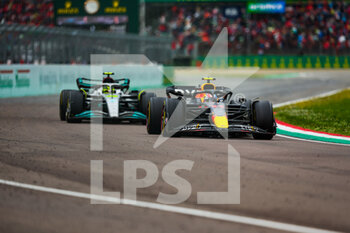 2022-04-24 - 11 PEREZ Sergio (mex), Red Bull Racing RB18, 44 HAMILTON Lewis (gbr), Mercedes AMG F1 Team W13, action during the Formula 1 Grand Premio del Made in Italy e dell'Emilia-Romagna 2022, 4th round of the 2022 FIA Formula One World Championship, on the Imola Circuit, from April 22 to 24, 2022 in Imola, Italy - FORMULA 1 GRAND PREMIO DEL MADE IN ITALY E DELL'EMILIA-ROMAGNA 2022, 4TH ROUND OF THE 2022 FIA FORMULA ONE WORLD CHAMPIONSHIP - FORMULA 1 - MOTORS
