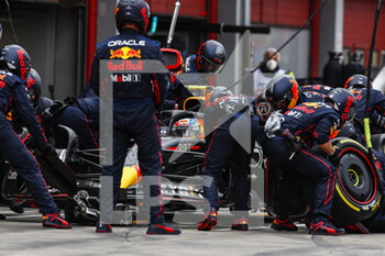 2022-04-24 - 11 PEREZ Sergio (mex), Red Bull Racing RB18, action pitlane, pitstop during the Formula 1 Grand Premio del Made in Italy e dell'Emilia-Romagna 2022, 4th round of the 2022 FIA Formula One World Championship, on the Imola Circuit, from April 22 to 24, 2022 in Imola, Italy - FORMULA 1 GRAND PREMIO DEL MADE IN ITALY E DELL'EMILIA-ROMAGNA 2022, 4TH ROUND OF THE 2022 FIA FORMULA ONE WORLD CHAMPIONSHIP - FORMULA 1 - MOTORS