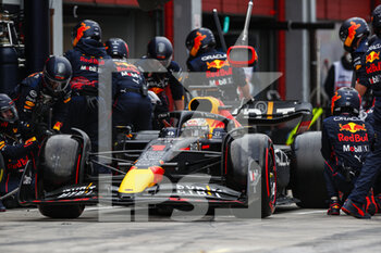 2022-04-24 - 01 VERSTAPPEN Max (nld), Red Bull Racing RB18, action pitlane, pitstop during the Formula 1 Grand Premio del Made in Italy e dell'Emilia-Romagna 2022, 4th round of the 2022 FIA Formula One World Championship, on the Imola Circuit, from April 22 to 24, 2022 in Imola, Italy - FORMULA 1 GRAND PREMIO DEL MADE IN ITALY E DELL'EMILIA-ROMAGNA 2022, 4TH ROUND OF THE 2022 FIA FORMULA ONE WORLD CHAMPIONSHIP - FORMULA 1 - MOTORS
