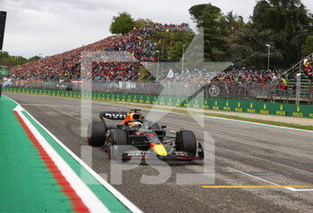 2022-04-24 - 01 VERSTAPPEN Max (nld), Red Bull Racing RB18, action finish line, arrivee, during the Formula 1 Grand Premio del Made in Italy e dell'Emilia-Romagna 2022, 4th round of the 2022 FIA Formula One World Championship, on the Imola Circuit, from April 22 to 24, 2022 in Imola, Italy - FORMULA 1 GRAND PREMIO DEL MADE IN ITALY E DELL'EMILIA-ROMAGNA 2022, 4TH ROUND OF THE 2022 FIA FORMULA ONE WORLD CHAMPIONSHIP - FORMULA 1 - MOTORS