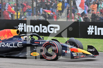 2022-04-24 - VERSTAPPEN Max (ned), Red Bull Racing RB18, portrait during the Formula 1 Grand Premio del Made in Italy e dell'Emilia-Romagna 2022, 4th round of the 2022 FIA Formula One World Championship, on the Imola Circuit, from April 22 to 24, 2022 in Imola, Italy - FORMULA 1 GRAND PREMIO DEL MADE IN ITALY E DELL'EMILIA-ROMAGNA 2022, 4TH ROUND OF THE 2022 FIA FORMULA ONE WORLD CHAMPIONSHIP - FORMULA 1 - MOTORS
