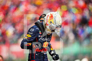 2022-04-24 - VERSTAPPEN Max (ned), Red Bull Racing RB18, portrait celebrating victory during the Formula 1 Grand Premio del Made in Italy e dell'Emilia-Romagna 2022, 4th round of the 2022 FIA Formula One World Championship, on the Imola Circuit, from April 22 to 24, 2022 in Imola, Italy - FORMULA 1 GRAND PREMIO DEL MADE IN ITALY E DELL'EMILIA-ROMAGNA 2022, 4TH ROUND OF THE 2022 FIA FORMULA ONE WORLD CHAMPIONSHIP - FORMULA 1 - MOTORS