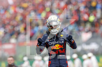 2022-04-24 - VERSTAPPEN Max (ned), Red Bull Racing RB18, celebrating his win during the Formula 1 Grand Premio del Made in Italy e dell'Emilia-Romagna 2022, 4th round of the 2022 FIA Formula One World Championship, on the Imola Circuit, from April 22 to 24, 2022 in Imola, Italy - FORMULA 1 GRAND PREMIO DEL MADE IN ITALY E DELL'EMILIA-ROMAGNA 2022, 4TH ROUND OF THE 2022 FIA FORMULA ONE WORLD CHAMPIONSHIP - FORMULA 1 - MOTORS