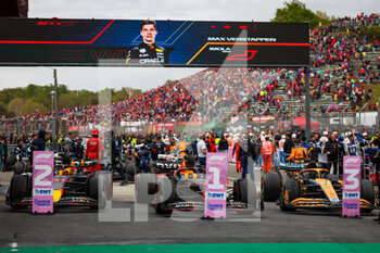 2022-04-24 - Parc fermé: 01 VERSTAPPEN Max (nld), Red Bull Racing RB18, 11 PEREZ Sergio (mex), Red Bull Racing RB18, 03 RICCIARDO Daniel (aus), McLaren F1 Team MCL36, during the Formula 1 Grand Premio del Made in Italy e dell'Emilia-Romagna 2022, 4th round of the 2022 FIA Formula One World Championship, on the Imola Circuit, from April 22 to 24, 2022 in Imola, Italy - FORMULA 1 GRAND PREMIO DEL MADE IN ITALY E DELL'EMILIA-ROMAGNA 2022, 4TH ROUND OF THE 2022 FIA FORMULA ONE WORLD CHAMPIONSHIP - FORMULA 1 - MOTORS