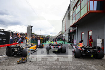 2022-04-24 - Parc fermé, 04 NORRIS Lando (gbr), McLaren F1 Team MCL36, 01 VERSTAPPEN Max (nld), Red Bull Racing RB18, 11 PEREZ Sergio (mex), Red Bull Racing RB18 during the Formula 1 Grand Premio del Made in Italy e dell'Emilia-Romagna 2022, 4th round of the 2022 FIA Formula One World Championship, on the Imola Circuit, from April 22 to 24, 2022 in Imola, Italy - FORMULA 1 GRAND PREMIO DEL MADE IN ITALY E DELL'EMILIA-ROMAGNA 2022, 4TH ROUND OF THE 2022 FIA FORMULA ONE WORLD CHAMPIONSHIP - FORMULA 1 - MOTORS