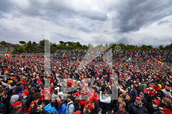 2022-04-24 - Ambiance podium fans during the Formula 1 Grand Premio del Made in Italy e dell'Emilia-Romagna 2022, 4th round of the 2022 FIA Formula One World Championship, on the Imola Circuit, from April 22 to 24, 2022 in Imola, Italy - FORMULA 1 GRAND PREMIO DEL MADE IN ITALY E DELL'EMILIA-ROMAGNA 2022, 4TH ROUND OF THE 2022 FIA FORMULA ONE WORLD CHAMPIONSHIP - FORMULA 1 - MOTORS