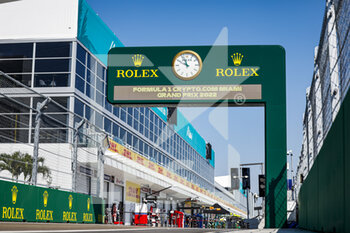 2022-05-05 - Ambiance pitlane, during the Formula 1 Crypto.com Miami Grand Prix 2022, 5th round of the 2022 FIA Formula One World Championship, on the Miami International Autodrome, from May 6 to 8, 2022 in Miami Gardens, Florida, United States of America - FORMULA 1 CRYPTO.COM MIAMI GRAND PRIX 2022, 5TH ROUND OF THE 2022 FIA FORMULA ONE WORLD CHAMPIONSHIP - FORMULA 1 - MOTORS