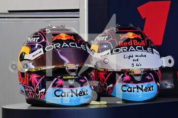 2022-05-06 - VERSTAPPEN Max (ned), Red Bull Racing RB18, portrait helmet, casque, during the Formula 1 Crypto.com Miami Grand Prix 2022, 5th round of the 2022 FIA Formula One World Championship, on the Miami International Autodrome, from May 6 to 8, 2022 in Miami Gardens, Florida, United States of America - FORMULA 1 CRYPTO.COM MIAMI GRAND PRIX 2022, 5TH ROUND OF THE 2022 FIA FORMULA ONE WORLD CHAMPIONSHIP - FORMULA 1 - MOTORS