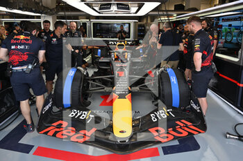 2022-05-06 - 01 VERSTAPPEN Max (nld), Red Bull Racing RB18, garage, box, during the Formula 1 Crypto.com Miami Grand Prix 2022, 5th round of the 2022 FIA Formula One World Championship, on the Miami International Autodrome, from May 6 to 8, 2022 in Miami Gardens, Florida, United States of America - FORMULA 1 CRYPTO.COM MIAMI GRAND PRIX 2022, 5TH ROUND OF THE 2022 FIA FORMULA ONE WORLD CHAMPIONSHIP - FORMULA 1 - MOTORS