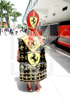 2022-05-07 - 07.05.2022, Miami International Autodrome, Miami, FORMULA 1 CRYPTO.COM MIAMI GRAND PRIX
,im Bild
Fan als Ferrari Papst verkleidet. - FORMULA 1 CRYPTO.COM MIAMI GRAND PRIX - FORMULA 1 - MOTORS