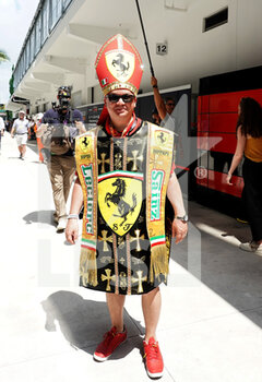 2022-05-07 - 07.05.2022, Miami International Autodrome, Miami, FORMULA 1 CRYPTO.COM MIAMI GRAND PRIX
,im Bild
Fan als Ferrari Papst verkleidet. - FORMULA 1 CRYPTO.COM MIAMI GRAND PRIX - FORMULA 1 - MOTORS