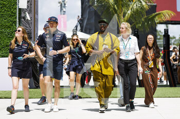 2022-05-08 - VERSTAPPEN Max (ned), Red Bull Racing RB18 and will.i.am, American rapper, portrait during the Formula 1 Crypto.com Miami Grand Prix 2022, 5th round of the 2022 FIA Formula One World Championship, on the Miami International Autodrome, from May 6 to 8, 2022 in Miami Gardens, Florida, United States of America - FORMULA 1 CRYPTO.COM MIAMI GRAND PRIX 2022, 5TH ROUND OF THE 2022 FIA FORMULA ONE WORLD CHAMPIONSHIP - FORMULA 1 - MOTORS