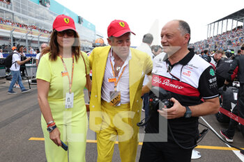 2022-05-08 - VASSEUR Frederic (fra), Team Principal of Alfa Romeo F1 Team ORLEN, portrait, with Lapo Elkann, starting grid, grille de depart, during the Formula 1 Crypto.com Miami Grand Prix 2022, 5th round of the 2022 FIA Formula One World Championship, on the Miami International Autodrome, from May 6 to 8, 2022 in Miami Gardens, Florida, United States of America - FORMULA 1 CRYPTO.COM MIAMI GRAND PRIX 2022, 5TH ROUND OF THE 2022 FIA FORMULA ONE WORLD CHAMPIONSHIP - FORMULA 1 - MOTORS