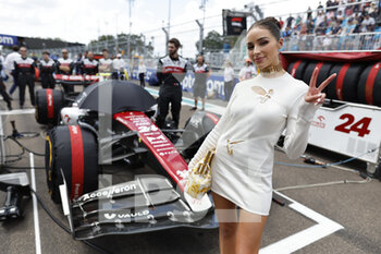 2022-05-08 - Olivia Culpo, starting grid, grille de depart, during the Formula 1 Crypto.com Miami Grand Prix 2022, 5th round of the 2022 FIA Formula One World Championship, on the Miami International Autodrome, from May 6 to 8, 2022 in Miami Gardens, Florida, United States of America - FORMULA 1 CRYPTO.COM MIAMI GRAND PRIX 2022, 5TH ROUND OF THE 2022 FIA FORMULA ONE WORLD CHAMPIONSHIP - FORMULA 1 - MOTORS