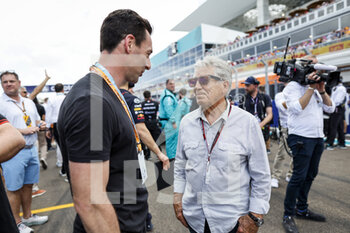 2022-05-08 - Mario Andretti with Hello Caston-Neves, portrait, starting grid, grille de depart, during the Formula 1 Crypto.com Miami Grand Prix 2022, 5th round of the 2022 FIA Formula One World Championship, on the Miami International Autodrome, from May 6 to 8, 2022 in Miami Gardens, Florida, United States of America - FORMULA 1 CRYPTO.COM MIAMI GRAND PRIX 2022, 5TH ROUND OF THE 2022 FIA FORMULA ONE WORLD CHAMPIONSHIP - FORMULA 1 - MOTORS