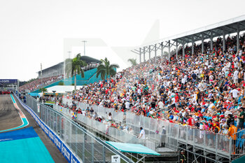 2022-05-08 - Fans in the grandstands during the Formula 1 Crypto.com Miami Grand Prix 2022, 5th round of the 2022 FIA Formula One World Championship, on the Miami International Autodrome, from May 6 to 8, 2022 in Miami Gardens, Florida, United States of America - FORMULA 1 CRYPTO.COM MIAMI GRAND PRIX 2022, 5TH ROUND OF THE 2022 FIA FORMULA ONE WORLD CHAMPIONSHIP - FORMULA 1 - MOTORS