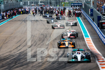 2022-05-08 - The starting grid formation with team mechanics leaving, during the Formula 1 Crypto.com Miami Grand Prix 2022, 5th round of the 2022 FIA Formula One World Championship, on the Miami International Autodrome, from May 6 to 8, 2022 in Miami Gardens, Florida, United States of America - FORMULA 1 CRYPTO.COM MIAMI GRAND PRIX 2022, 5TH ROUND OF THE 2022 FIA FORMULA ONE WORLD CHAMPIONSHIP - FORMULA 1 - MOTORS