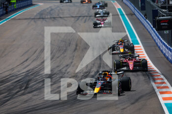 2022-05-08 - 01 VERSTAPPEN Max (nld), Red Bull Racing RB18, 55 SAINZ Carlos (spa), Scuderia Ferrari F1-75, action during the Formula 1 Crypto.com Miami Grand Prix 2022, 5th round of the 2022 FIA Formula One World Championship, on the Miami International Autodrome, from May 6 to 8, 2022 in Miami Gardens, Florida, United States of America - FORMULA 1 CRYPTO.COM MIAMI GRAND PRIX 2022, 5TH ROUND OF THE 2022 FIA FORMULA ONE WORLD CHAMPIONSHIP - FORMULA 1 - MOTORS