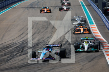 2022-05-08 - 14 ALONSO Fernando (spa), Alpine F1 Team A522, 44 HAMILTON Lewis (gbr), Mercedes AMG F1 Team W13, action during the Formula 1 Crypto.com Miami Grand Prix 2022, 5th round of the 2022 FIA Formula One World Championship, on the Miami International Autodrome, from May 6 to 8, 2022 in Miami Gardens, Florida, United States of America - FORMULA 1 CRYPTO.COM MIAMI GRAND PRIX 2022, 5TH ROUND OF THE 2022 FIA FORMULA ONE WORLD CHAMPIONSHIP - FORMULA 1 - MOTORS