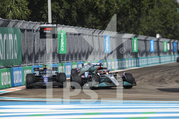 2022-05-08 - 63 RUSSELL George (gbr), Mercedes AMG F1 Team W13, action 23 ALBON Alexander (tha), Williams Racing FW44, action during the Formula 1 Crypto.com Miami Grand Prix 2022, 5th round of the 2022 FIA Formula One World Championship, on the Miami International Autodrome, from May 6 to 8, 2022 in Miami Gardens, Florida, United States of America - FORMULA 1 CRYPTO.COM MIAMI GRAND PRIX 2022, 5TH ROUND OF THE 2022 FIA FORMULA ONE WORLD CHAMPIONSHIP - FORMULA 1 - MOTORS