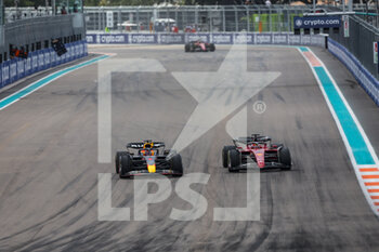 2022-05-08 - 01 VERSTAPPEN Max (nld), Red Bull Racing RB18, action overtaking 16 LECLERC Charles (mco), Scuderia Ferrari F1-75 during the Formula 1 Crypto.com Miami Grand Prix 2022, 5th round of the 2022 FIA Formula One World Championship, on the Miami International Autodrome, from May 6 to 8, 2022 in Miami Gardens, Florida, United States of America - FORMULA 1 CRYPTO.COM MIAMI GRAND PRIX 2022, 5TH ROUND OF THE 2022 FIA FORMULA ONE WORLD CHAMPIONSHIP - FORMULA 1 - MOTORS