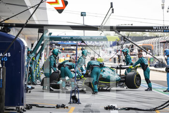 2022-05-08 - 05 VETTEL Sebastian (ger), Aston Martin F1 Team AMR22, pit stop after his crash with 47 SCHUMACHER Mick (ger), Haas F1 Team VF-22 Ferrari during the Formula 1 Crypto.com Miami Grand Prix 2022, 5th round of the 2022 FIA Formula One World Championship, on the Miami International Autodrome, from May 6 to 8, 2022 in Miami Gardens, Florida, United States of America - FORMULA 1 CRYPTO.COM MIAMI GRAND PRIX 2022, 5TH ROUND OF THE 2022 FIA FORMULA ONE WORLD CHAMPIONSHIP - FORMULA 1 - MOTORS