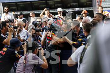 2022-05-08 - VERSTAPPEN Max (ned), Red Bull Racing RB18, portrait, celebrating his win with HORNER Christian (gbr), Team Principal of Red Bull Racing during the Formula 1 Crypto.com Miami Grand Prix 2022, 5th round of the 2022 FIA Formula One World Championship, on the Miami International Autodrome, from May 6 to 8, 2022 in Miami Gardens, Florida, United States of America - FORMULA 1 CRYPTO.COM MIAMI GRAND PRIX 2022, 5TH ROUND OF THE 2022 FIA FORMULA ONE WORLD CHAMPIONSHIP - FORMULA 1 - MOTORS