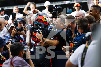 2022-05-08 - VERSTAPPEN Max (ned), Red Bull Racing RB18, celebrating his win during the Formula 1 Crypto.com Miami Grand Prix 2022, 5th round of the 2022 FIA Formula One World Championship, on the Miami International Autodrome, from May 6 to 8, 2022 in Miami Gardens, Florida, United States of America - FORMULA 1 CRYPTO.COM MIAMI GRAND PRIX 2022, 5TH ROUND OF THE 2022 FIA FORMULA ONE WORLD CHAMPIONSHIP - FORMULA 1 - MOTORS