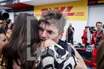 2022-05-08 - VERSTAPPEN Max (ned), Red Bull Racing RB18, portrait, celebrating his win with his girl friend Kelly during the Formula 1 Crypto.com Miami Grand Prix 2022, 5th round of the 2022 FIA Formula One World Championship, on the Miami International Autodrome, from May 6 to 8, 2022 in Miami Gardens, Florida, United States of America - FORMULA 1 CRYPTO.COM MIAMI GRAND PRIX 2022, 5TH ROUND OF THE 2022 FIA FORMULA ONE WORLD CHAMPIONSHIP - FORMULA 1 - MOTORS