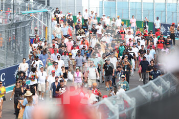 2022-05-08 - Crowd after the race during the Formula 1 Crypto.com Miami Grand Prix 2022, 5th round of the 2022 FIA Formula One World Championship, on the Miami International Autodrome, from May 6 to 8, 2022 in Miami Gardens, Florida, United States of America - FORMULA 1 CRYPTO.COM MIAMI GRAND PRIX 2022, 5TH ROUND OF THE 2022 FIA FORMULA ONE WORLD CHAMPIONSHIP - FORMULA 1 - MOTORS