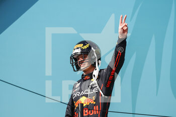 2022-05-08 - VERSTAPPEN Max (ned), Red Bull Racing RB18, portrait podium celebration during the Formula 1 Crypto.com Miami Grand Prix 2022, 5th round of the 2022 FIA Formula One World Championship, on the Miami International Autodrome, from May 6 to 8, 2022 in Miami Gardens, Florida, United States of America - FORMULA 1 CRYPTO.COM MIAMI GRAND PRIX 2022, 5TH ROUND OF THE 2022 FIA FORMULA ONE WORLD CHAMPIONSHIP - FORMULA 1 - MOTORS
