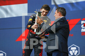 2022-05-08 - VERSTAPPEN Max (ned), Red Bull Racing RB18, portrait and Dan Marino podium during the Formula 1 Crypto.com Miami Grand Prix 2022, 5th round of the 2022 FIA Formula One World Championship, on the Miami International Autodrome, from May 6 to 8, 2022 in Miami Gardens, Florida, United States of America - FORMULA 1 CRYPTO.COM MIAMI GRAND PRIX 2022, 5TH ROUND OF THE 2022 FIA FORMULA ONE WORLD CHAMPIONSHIP - FORMULA 1 - MOTORS