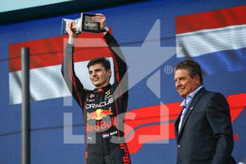 2022-05-08 - VERSTAPPEN Max (ned), Red Bull Racing RB18, portrait Dan Marino podium trophy during the Formula 1 Crypto.com Miami Grand Prix 2022, 5th round of the 2022 FIA Formula One World Championship, on the Miami International Autodrome, from May 6 to 8, 2022 in Miami Gardens, Florida, United States of America - FORMULA 1 CRYPTO.COM MIAMI GRAND PRIX 2022, 5TH ROUND OF THE 2022 FIA FORMULA ONE WORLD CHAMPIONSHIP - FORMULA 1 - MOTORS