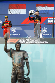 2022-05-08 - VERSTAPPEN Max (ned), Red Bull Racing RB18, portrait LECLERC Charles (mco), Scuderia Ferrari F1-75, portrait podium trophy during the Formula 1 Crypto.com Miami Grand Prix 2022, 5th round of the 2022 FIA Formula One World Championship, on the Miami International Autodrome, from May 6 to 8, 2022 in Miami Gardens, Florida, United States of America - FORMULA 1 CRYPTO.COM MIAMI GRAND PRIX 2022, 5TH ROUND OF THE 2022 FIA FORMULA ONE WORLD CHAMPIONSHIP - FORMULA 1 - MOTORS