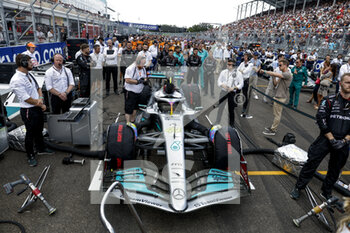 2022-05-08 - 44 HAMILTON Lewis (gbr), Mercedes AMG F1 Team W13, on the grid during the Formula 1 Crypto.com Miami Grand Prix 2022, 5th round of the 2022 FIA Formula One World Championship, on the Miami International Autodrome, from May 6 to 8, 2022 in Miami Gardens, Florida, United States of America - FORMULA 1 CRYPTO.COM MIAMI GRAND PRIX 2022, 5TH ROUND OF THE 2022 FIA FORMULA ONE WORLD CHAMPIONSHIP - FORMULA 1 - MOTORS