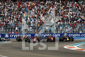2022-05-08 - Start of the race, 16 LECLERC Charles (mco), Scuderia Ferrari F1-75, 01 VERSTAPPEN Max (nld), Red Bull Racing RB18, action during the Formula 1 Crypto.com Miami Grand Prix 2022, 5th round of the 2022 FIA Formula One World Championship, on the Miami International Autodrome, from May 6 to 8, 2022 in Miami Gardens, Florida, United States of America - FORMULA 1 CRYPTO.COM MIAMI GRAND PRIX 2022, 5TH ROUND OF THE 2022 FIA FORMULA ONE WORLD CHAMPIONSHIP - FORMULA 1 - MOTORS