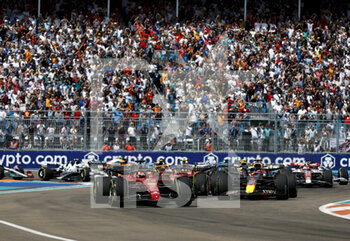 2022-05-08 - 16 LECLERC Charles (mco), Scuderia Ferrari F1-75, 01 VERSTAPPEN Max (nld), Red Bull Racing RB18, action during the Formula 1 Crypto.com Miami Grand Prix 2022, 5th round of the 2022 FIA Formula One World Championship, on the Miami International Autodrome, from May 6 to 8, 2022 in Miami Gardens, Florida, United States of America - FORMULA 1 CRYPTO.COM MIAMI GRAND PRIX 2022, 5TH ROUND OF THE 2022 FIA FORMULA ONE WORLD CHAMPIONSHIP - FORMULA 1 - MOTORS