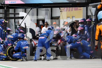 2022-05-08 - Pit stop, 14 ALONSO Fernando (spa), Alpine F1 Team A522, action during the Formula 1 Crypto.com Miami Grand Prix 2022, 5th round of the 2022 FIA Formula One World Championship, on the Miami International Autodrome, from May 6 to 8, 2022 in Miami Gardens, Florida, United States of America - FORMULA 1 CRYPTO.COM MIAMI GRAND PRIX 2022, 5TH ROUND OF THE 2022 FIA FORMULA ONE WORLD CHAMPIONSHIP - FORMULA 1 - MOTORS
