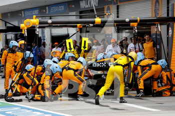2022-05-08 - Pit stop, 04 NORRIS Lando (gbr), McLaren F1 Team MCL36, action during the Formula 1 Crypto.com Miami Grand Prix 2022, 5th round of the 2022 FIA Formula One World Championship, on the Miami International Autodrome, from May 6 to 8, 2022 in Miami Gardens, Florida, United States of America - FORMULA 1 CRYPTO.COM MIAMI GRAND PRIX 2022, 5TH ROUND OF THE 2022 FIA FORMULA ONE WORLD CHAMPIONSHIP - FORMULA 1 - MOTORS