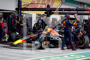 2022-05-08 - Pit stop 11 PEREZ Sergio (mex), Red Bull Racing RB18, action during the Formula 1 Crypto.com Miami Grand Prix 2022, 5th round of the 2022 FIA Formula One World Championship, on the Miami International Autodrome, from May 6 to 8, 2022 in Miami Gardens, Florida, United States of America - FORMULA 1 CRYPTO.COM MIAMI GRAND PRIX 2022, 5TH ROUND OF THE 2022 FIA FORMULA ONE WORLD CHAMPIONSHIP - FORMULA 1 - MOTORS