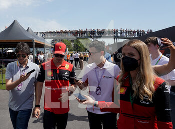 2022-05-22 - 
Charles Leclerc (MCO), Scuderia Ferrari, im Hintergrund eine Schulklasse auf der Überbrücke über dem Fahrerlager. - FORMULA 1 PIRELLI GRAN PREMIO DE ESPAÑA 2022 RACE  - FORMULA 1 - MOTORS