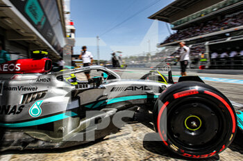 2022-05-22 - Lewis Hamilton (GBR) Mercedes W13 E Performance exiting the box - FORMULA 1 PIRELLI GRAN PREMIO DE ESPAÑA 2022 RACE  - FORMULA 1 - MOTORS