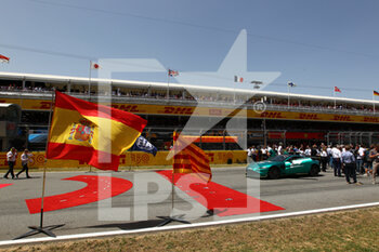 2022-05-22 - Spanish and Catalonia flags on grid - FORMULA 1 PIRELLI GRAN PREMIO DE ESPAÑA 2022 RACE  - FORMULA 1 - MOTORS