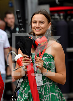 2022-05-28 - Charlotte Siné, Freundin von Charles Leclerc (MCO), Scuderia Ferrari - FORMULA 1 GRAND PRIX DE MONACO 2022 QUALIFYING - FORMULA 1 - MOTORS