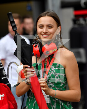 2022-05-28 - Charlotte Siné, Freundin von Charles Leclerc (MCO), Scuderia Ferrari - FORMULA 1 GRAND PRIX DE MONACO 2022 QUALIFYING - FORMULA 1 - MOTORS
